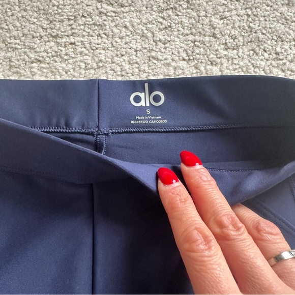 Alo Yoga - High Waist 4 Pocket Utility Legging (Navy Blue) - Picture 9 of 15